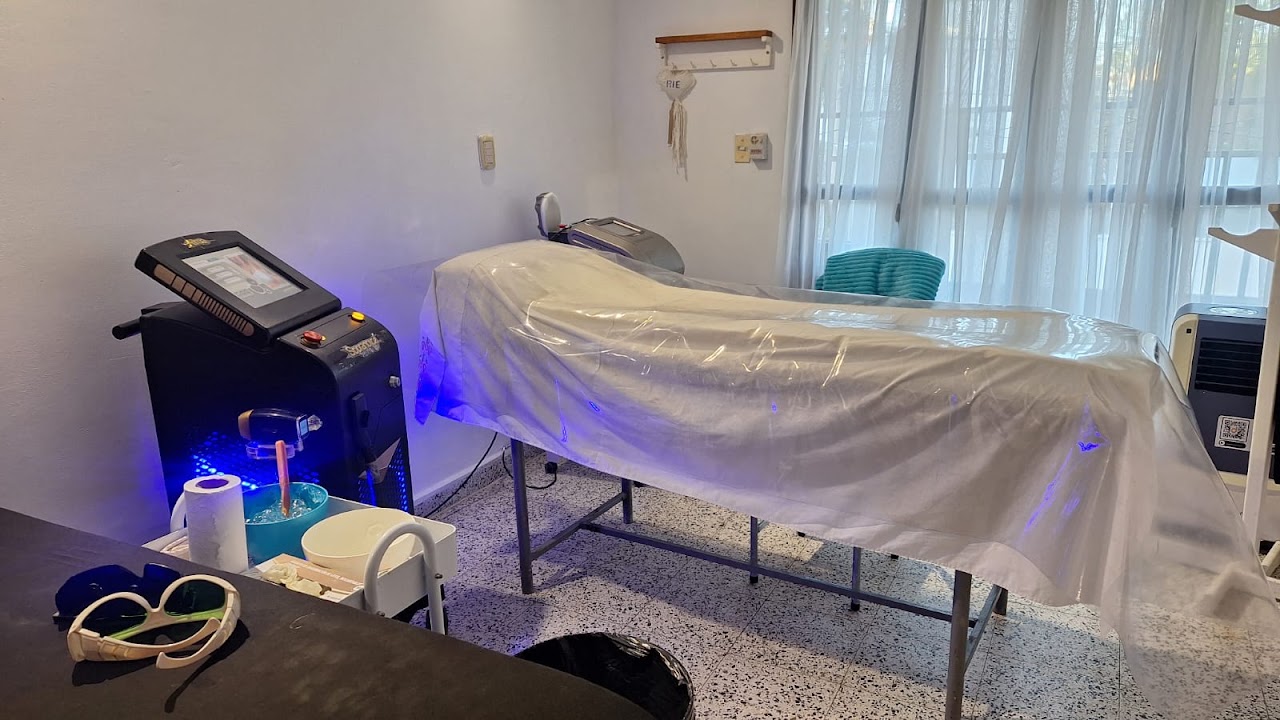 Cabina y sala de tratamiento en Hanna Estética y Kinesiología